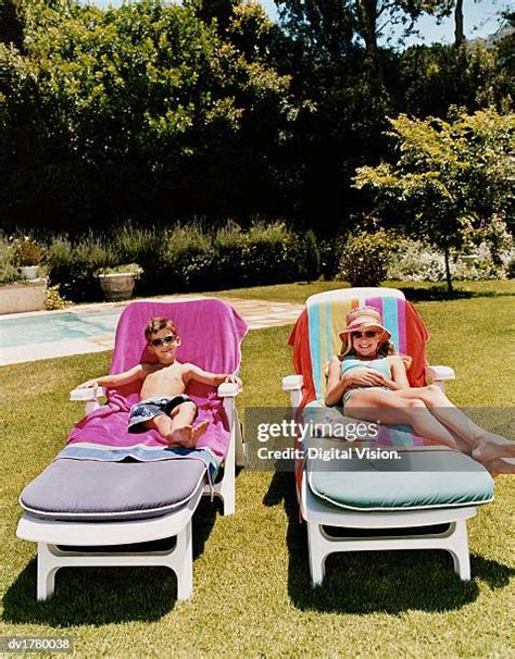 800 Tweens In Swimsuits Stock Photos。